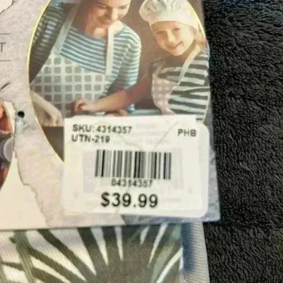 The ultimate baker collection and apron oven mitt pot holder combo new with tags - Picture 7 of 7